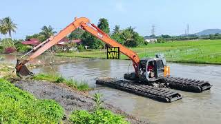 AMFIBIA EXCAVATOR HITACHI ZAXIS 130 DIGGING A MUD SOIL IN THE RIVER [upl. by Ttreve]