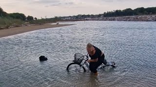 3 Italien Roadtrip Mit Fähre amp Fahrrad von Lignano nach Bibione  sie fährt einfach ins Meer 🤣 [upl. by Hippel552]