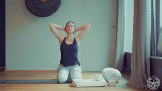 Restorative Yoga mit Vira  Schulteröffnung und sanft bewegen [upl. by Eletnahc]