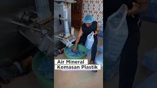 Minum Air Mineral Kemasan Kantong Plastik⁉️😱 shorts viralvideo [upl. by Fesuy]