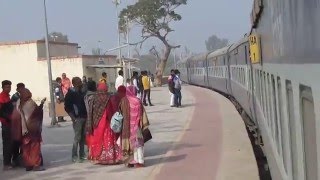 12455 Delhi Sarai RohillaBikaner Super Fast express arriving at Suratgarh JnRajasthan [upl. by Eimarej994]