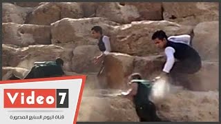 بالفيديو شاب ينقذ صديقه من السقوط أعلى هرم خوفو [upl. by Browne]