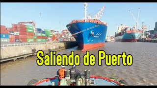 Barco sale de puerto apoyado por remolcador [upl. by Ackerman]