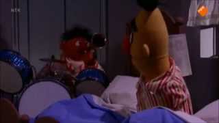 Bert en Ernie ernie speelt muziek om in slaap te vallen [upl. by Ainslee]