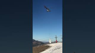 La station de ski de LuchonSuperbagnères apporte de la neige par hélicoptère sur ses pistes [upl. by Oniger]