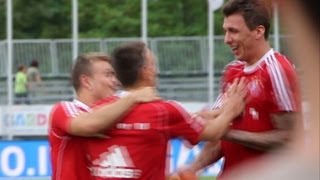 RibéryStreich Hier fällt Mandzukic um FC Bayern im Trainingslager im Trentino 2013 [upl. by Anisor493]