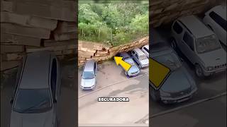 ACONTECEU  Muro desaba e destrói os carros  curiosidades entretenimento incrivel natureza [upl. by Notniv491]