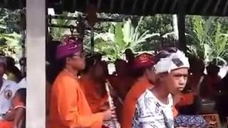 Angklung kreasi selat pegubugan dlm rangka upacara ngaben Guru Nym Bawa 21082016 [upl. by Norbie]