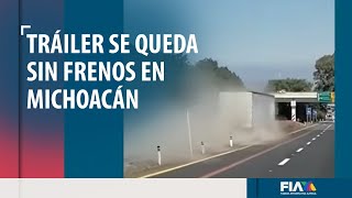 Camión se queda SIN FRENOS en Michoacán y choca contra caseta [upl. by Epolenep]