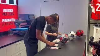 Malick Thiaw incontra i tifosi allo Store del Milan [upl. by Ib]