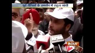 One Rank One Pension Rahul Gandi Reaches Jantar Mantar to Meet Exservicemen  India TV [upl. by Melgar]