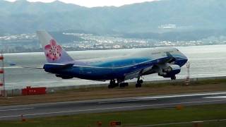 Boeing House Color China Airlines Boeing 747400 B18210 landing at KIXRJBB Osaka RWY 24L [upl. by Gabriele564]