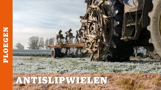 Antislipwielen naast achterwielen van een trekker [upl. by Salahi]