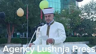 Besimtarët myslimanë falin Namazin e Fiter Bajramit në sheshin qëndror të Lushnjes [upl. by Olimreh410]