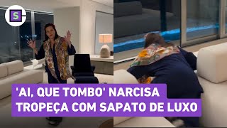 Narcisa Tamborindeguy tropeça e leva tombo com sapato valioso [upl. by Thrasher]