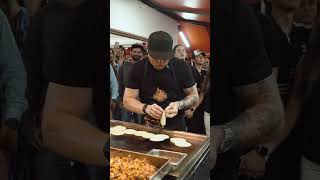 Canelo com su hermano rica vendiendo tacos [upl. by Eenert]