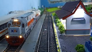 Lokomotif CC201 double traksi meninggalkan gandengannya karena anjlokan  miniatur kereta api sultan [upl. by Rohclem806]