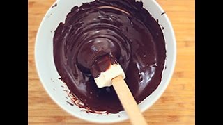 Come fondere il cioccolato bagnomaria microonde in forno  videoricetta [upl. by Arrad403]