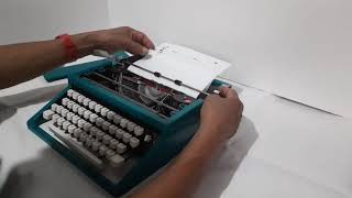 Maquina de escribir OLIVETTI DORA [upl. by Holmun446]