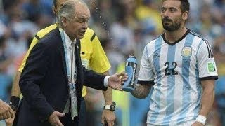 Lavezzi le tira agua a Sabella [upl. by Ennylcaj]