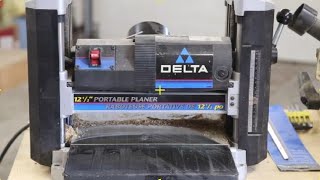 Changing the blades on a 22560C Delta planer [upl. by Aneeh]