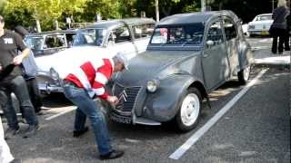 Démarrage Citroën 2 CV de 1954 à la manivelle [upl. by Aeynod]