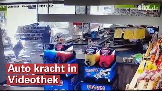 Auto kracht in Videothek in Itzehoe [upl. by Loralee135]