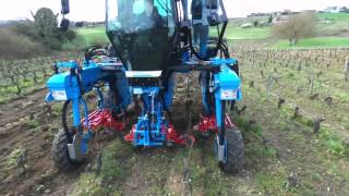 Débuttage vigne avec tracteur enjambeur Bobard 1080 2 rangs et discomatic Boisselet [upl. by Ahtiekahs]