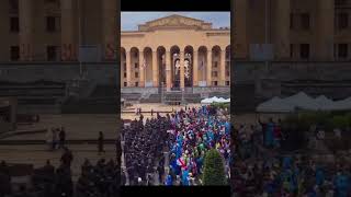 Протестующие вытесняют полицию Protesters and police Tbilisi Грузия [upl. by Ddot]