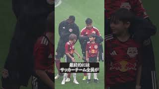 サッカー選手の優しい行動 [upl. by Isteb344]