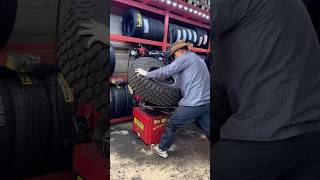 Instalando una 40x1250r17 reyestireshop [upl. by Ahsenit]