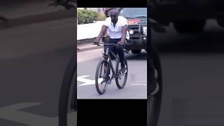 Balade à vélo de président de Guinée  Colonel Mamadi Doumbouya short guinee conakry [upl. by Landsman609]