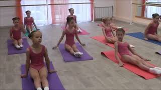 Learn the best class ballet beginner girls and stretch  Aula de alongamento para meninas inciantes [upl. by Lewan336]