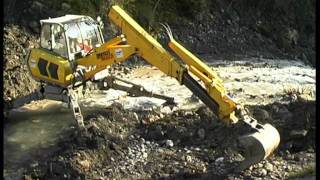 Menzi Muck A91 beim Neubau eines Brückenprovisoriums  constructing a temporary bridge [upl. by Melcher573]