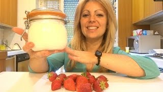 yogurt fatto in casa senza yogurtiera al naturale bianco e alla fragola [upl. by Nanine624]