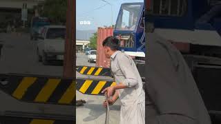 How is a container placed with the help of a crane  BBC URDU [upl. by Appleton672]