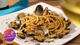 Spaghetti alle Vongole Ricetta Classica  Cremosi e Gustosi [upl. by Htevi]