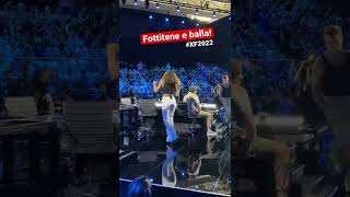 Dargen fa partire il coro in studio e Ambra non resiste 💃 XF2022 [upl. by Marteena953]