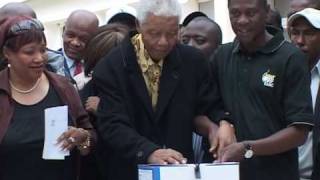 Nelson Mandela vota na quarta eleição após o apartheid [upl. by Zeni]