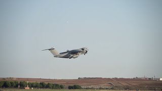 Así ha despegado hacia Dubái un tercer avión medicalizado [upl. by Oicinoid908]