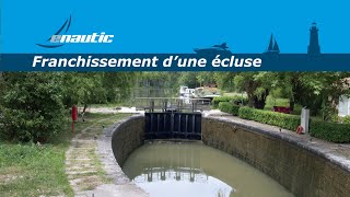 Franchissement dune écluse cours pratique eNautic permis bateau fluvial et côtier [upl. by Anatak986]