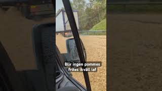 Lastbil har tappat din last med potatis på motorvägen fördig roligt svenskaklipp  potatis mannen [upl. by Dafodil]