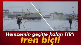 Yolcu Treni Hemzemin Geçitte Kara Saplanan TIRa Çarptı [upl. by Lasley]