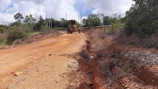 Estrada valas funda recuperação material usado areia é cascalho motoniveladora 120k pipa é rolo [upl. by Hillary]