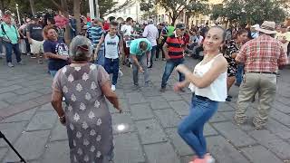 Nahomi y abuelita Coco Bailando la chica de umoparquelibertad yajaira dance [upl. by Oirretno]