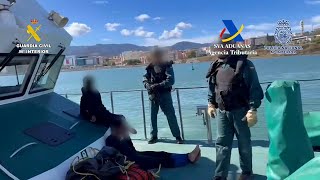 Detenidos dos polizones que se lanzaron al mar con 100 kilos de cocaína desde un portacontenedo [upl. by Nosyaj]