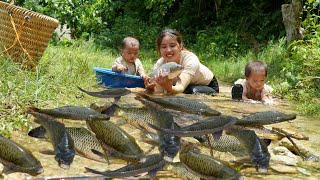 Journey on the sea with children  catching fish and giant fish traps on rainy days  cooking [upl. by Pylle]