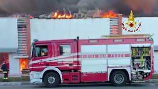 Azzano Decimo incendio al mobilificio fumo visibile a decine di chilometri tre intossicati [upl. by Fiedler]