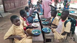 La cantine scolaire motive les élèves handicapés à lécole et restent jusquà la fin dheures [upl. by Noiemad129]