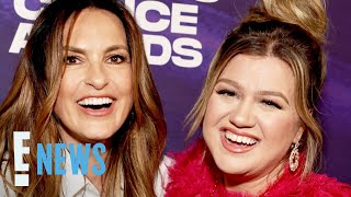 Mariska Hargitay FANGIRLS Over Kelly Clarkson at 2022 PCAs  E News [upl. by Yrohcaz]